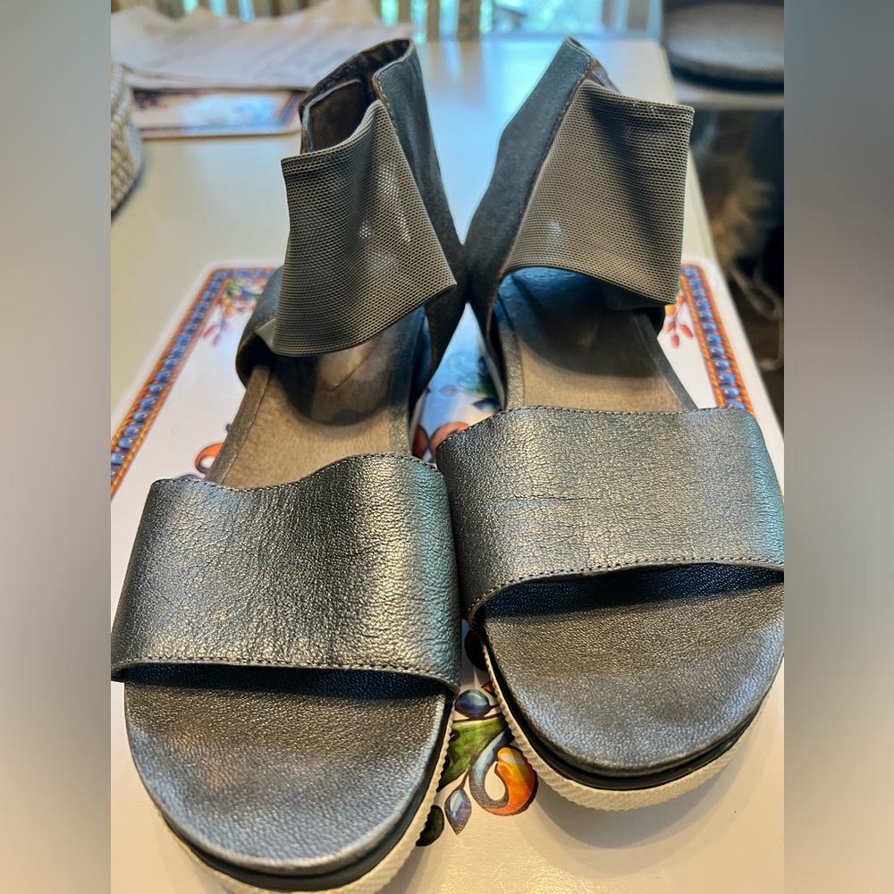 EILEEN FISHER comfy leather sandals. In gently used condition. Pewter color.